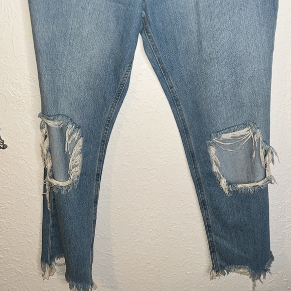 We the Free Light Stone Wash Distressed Straight Leg Cropped Jean Size 30 - Picture 2 of 6